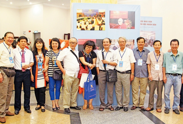 Các nhà văn Việt Nam tại đại hội Hội nhà văn Việt Nam lần thứ 9 năm 2015. Ảnh: Nguyễn Đình Toán 