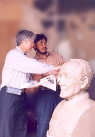 Giáo sư Tôn Thất Bách góp ý với nghệ sĩ Trần Hiếu Lễ về Bức tượng cụ Hồ Đắc Di (hiện đang được trưng bày tại đại sảnh Trường đại học Y, Hà Nội)