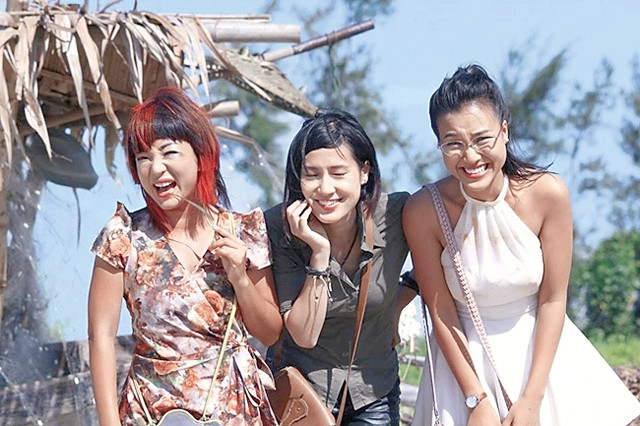 Cảnh trong phim hài "Chuyện ba cô nàng".