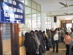 Người dân đi nộp thuế, lệ phí trước bạ nhà đất.