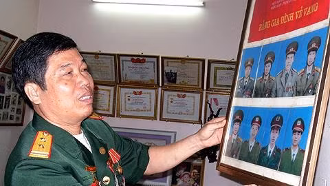 Ông Đỗ Thanh Hiến bên tấm bảng Gia đình vẻ vang.