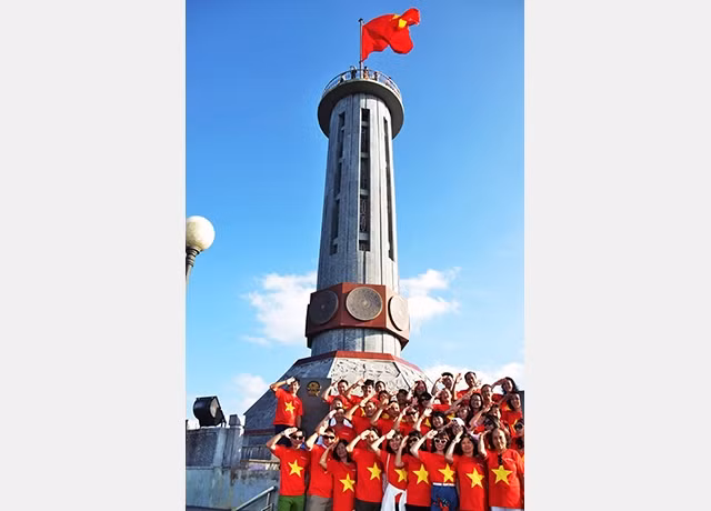 Chào cờ Tổ quốc nơi địa đầu Lũng Cú (Hà Giang). Ảnh: PYMEPHARCO 