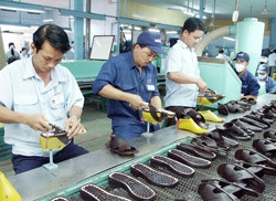 Ngành da giày đang phải đối mặt với
vụ kiện bán phá giá của châu Âu nên
rất cần các luật sư tư vấn để vượt qua
vụ kiện n