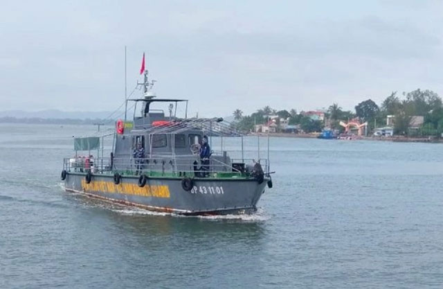 Tàu BP 431101 trên đường đi tìm kiếm ngư dân mất tích trên biển.