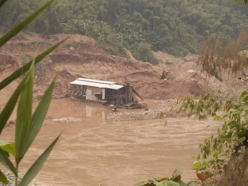 Một tầu vàng khác đang hoạt động gần xã Nậm Khao, trên đường từ thị trấn Mường Tè lên biên giới.