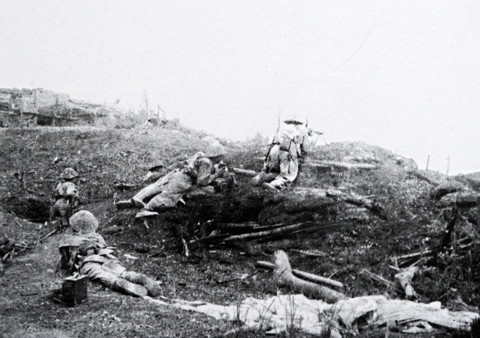 Quân ta lấn chiếm, bao vây địch bằng giao thông hào.