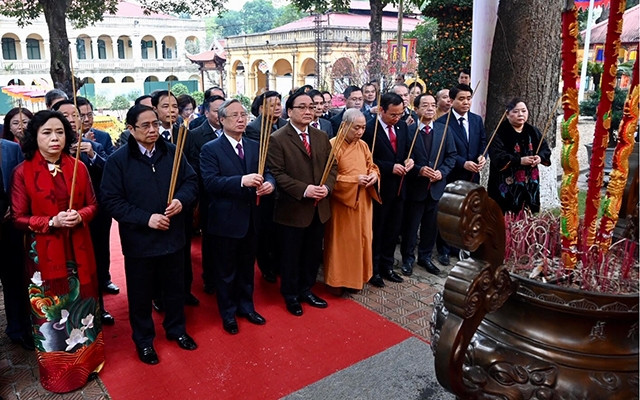 Các đồng chí lãnh đạo Đảng, Nhà nước và thành phố Hà Nội dâng hương tại Điện Kính Thiên. Ảnh: DUY LINH
