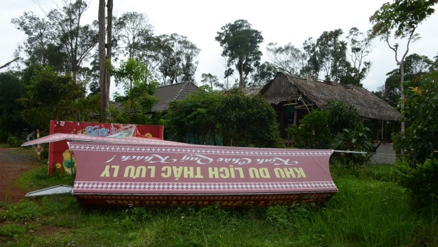 Nhiều hạng mục Điểm du lịch sinh thái thác Lưu Ly bị đổ nát, hoang phế gây phản cảm.