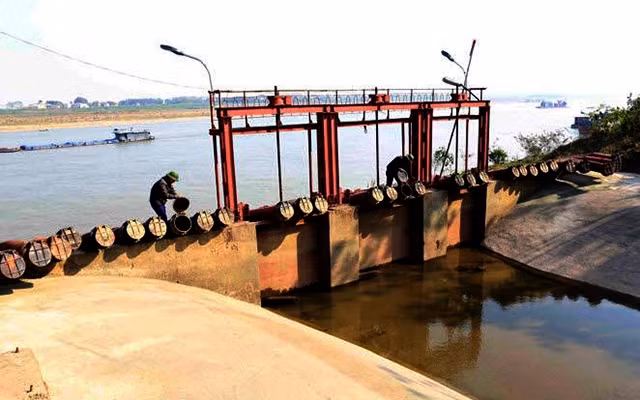 Công nhân Công ty Sông Tích kiểm tra, bảo dưỡng máy bơm tại trạm bơm dã chiến Phù Sa (Hà Nội). Ảnh: Lê Đức