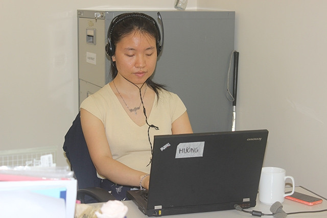 Thu Hương tự học hỏi, trau dồi kiến thức cho bản thân.