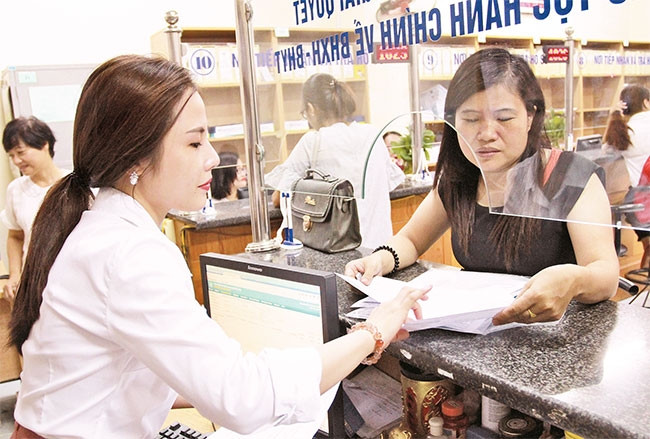 Người dân, doanh nghiệp làm thủ tục tại Bảo hiểm xã hội thành phố Hà Nội. Ảnh: DUY LINH