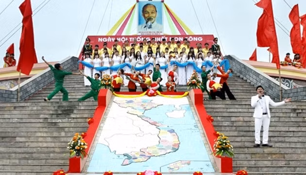 Chương trình nghệ thuật chào mừng Lễ thượng cờ Thống nhất non sông tại Khu di tích Đôi bờ Hiền Lương - Bến Hải (Quảng Trị). Ảnh: HỒ CẦU (TTXVN)