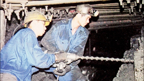 Công nhân Công ty cổ phần than Mông Dương khai thác than trong hầm lò.