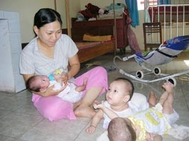 Chị Lương Thị Ký
và "các con" của mình.