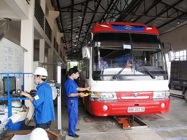 Đăng kiểm viên thực hiện các công đoạn kiểm định xe khách tại Trung tâm đăng kiểm xe cơ giới 88-02D tỉnh Vĩnh Phúc.