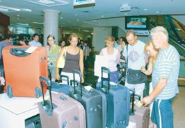 Khách du lịch nước ngoài đến mua hàng
ở Trung tâm thương mại Tràng Tiền.