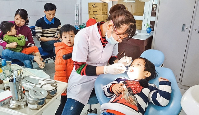 Khám, chữa bệnh bảo hiểm y tế cho trẻ dưới 6 tuổi tại Bệnh viện đa khoa Phụ Dực (Quỳnh Phụ, Thái Bình). Ảnh: NGỌC THẢO