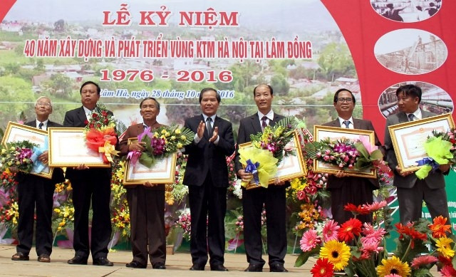Bí thư Tỉnh ủy Lâm Đồng Nguyễn Xuân Tiến trao Bằng khen Thủ tướng Chính phủ tặng các tập thể và cá nhân.