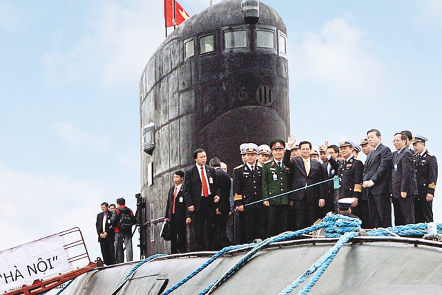 Thủ tướng Chính phủ thăm tàu ngầm Hà Nội. 