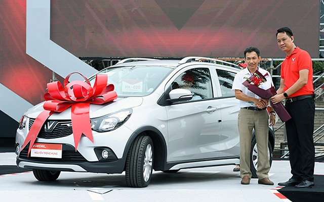 Lễ bàn giao những chiếc ô-tô VinFast Fadil đầu tiên đến người tiêu dùng tại Hà Nội. Ảnh: HÙNG CƯỜNG