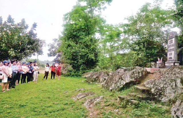 Các tầng lớp nhân dân tham quan di tích Ba Đình.