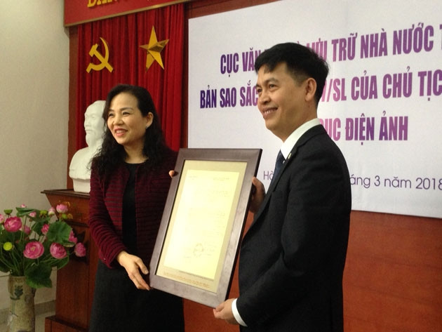 Trao tặng bản sao Sắc lệnh số 147/SL của Chủ tịch Hồ Chí Minh cho Cục Điện ảnh