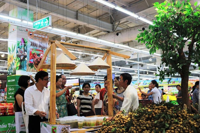 Khách hàng thưởng thức các món chế biến từ nhãn tại siêu thị Big C.