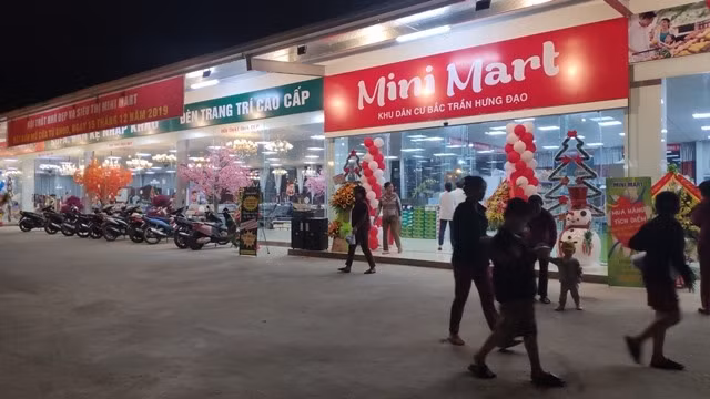 Siêu thị dựng không phép ngay mặt phố bắc Trần Hưng Đạo (TP Hòa Bình).