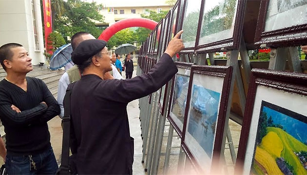 Triển lãm ảnh thu hút nhiều nghệ sĩ nhiếp ảnh tham gia.