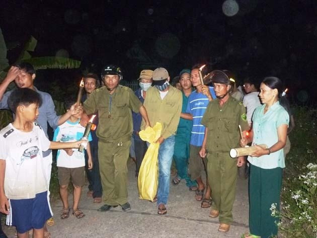 Một vụ bắt trộm ở thôn Cẩm Toại Ðông nhờ có "tiếng mõ an ninh" báo cho đội dân phòng.