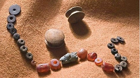 Phát hiện hiện vật trong ngôi mộ cổ 4.000 năm ở Anh