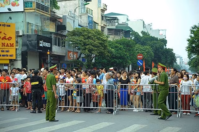 Tại mọi chốt giao thông dọc con đường đoàn diễu binh đi qua, an ninh trật tự được bảo đảm tối đa.