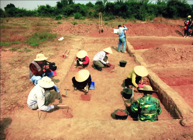 Các nhà khảo cổ học thu thập hiện vật tại di tích An Khê (tỉnh Gia Lai).