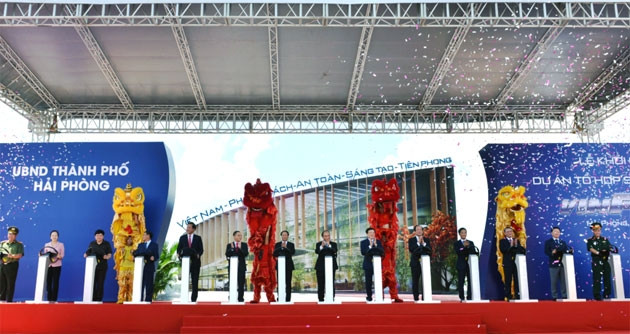 Các đại biểu nhấn nút khởi công tổ hợp sản xuất ô-tô VINFAST.