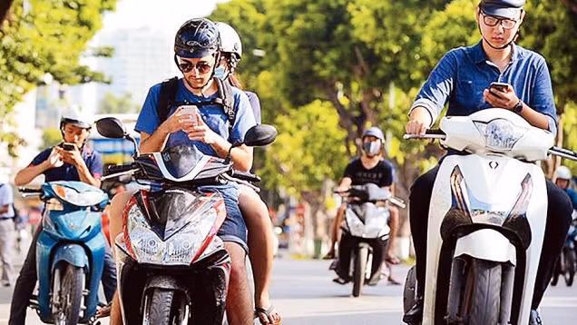 Chơi Pokémon Go trong lúc tham gia giao thông rất dễ xảy ra tai nạn.