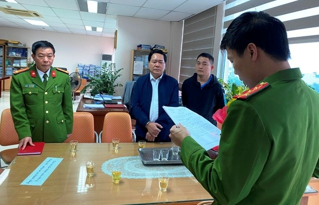 Cơ quan Công an công bố lệnh khám xét nơi làm việc của đối tượng Đính.