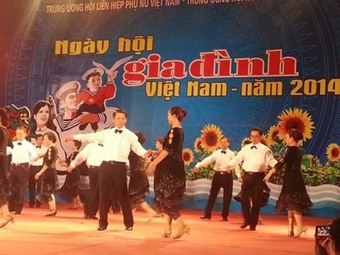Biểu diễn trong Ngày hội gia đình Việt Nam năm 2014 tại Hà Nội.