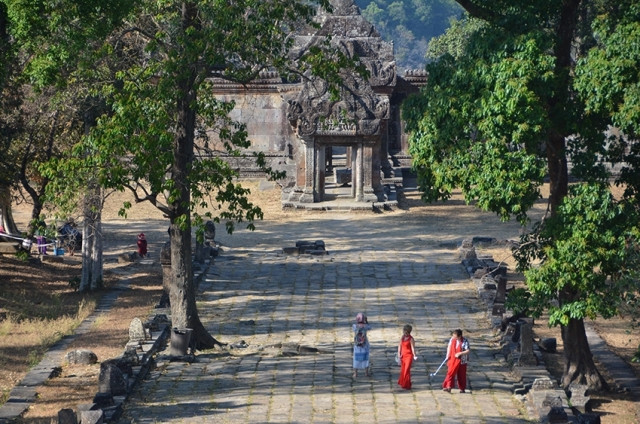 Du khách tham quan di sản thế giới ngôi đền cổ Preah Vihear của Campuchia.