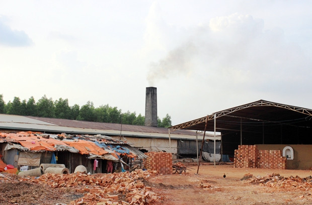 Một trong những lò gạch gây ô nhiễm môi trường ở Bình Dương.