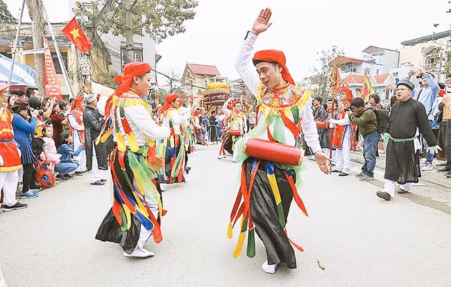 Múa trống bồng ở làng Triều Khúc (huyện Thanh Trì) - một di sản văn hóa liên quan đến Bố Cái Đại Vương Phùng Hưng được người dân trân trọng bảo tồn.