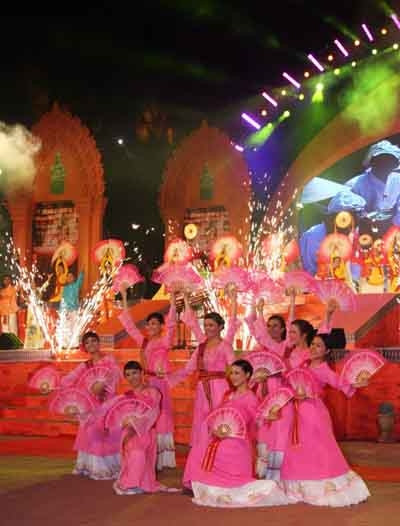 Điệu múa quạt của thiếu nữ Chăm.