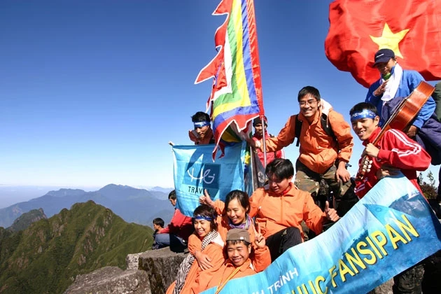 Nhiều bạn trẻ hào hứng với tua du lịch mạo hiểm chinh phục đỉnh Phan-xi-păng. Ảnh:NGUYỄN ĐĂNG 
