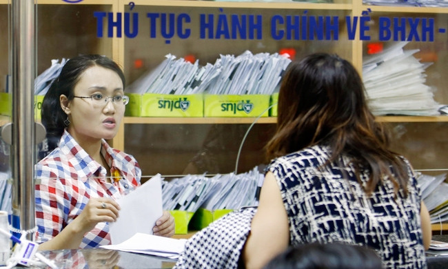 Nếu từ năm sau, khi toàn bộ phụ cấp cố định tính vào lương tính đóng BHXH sẽ khiến chi phí nộp BHXH của cả DN và người lao động tăng mạnh... Ảnh: NHƯ Ý