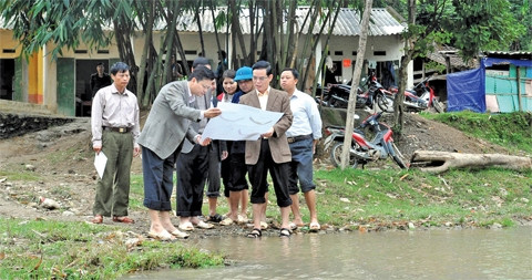 Bí thư Tỉnh ủy Triệu Tài Vinh (người thứ 2 từ bên phải) khảo sát xây cầu bắc qua sông Nhiệm tại xã Niêm Sơn, huyện Mèo Vạc.