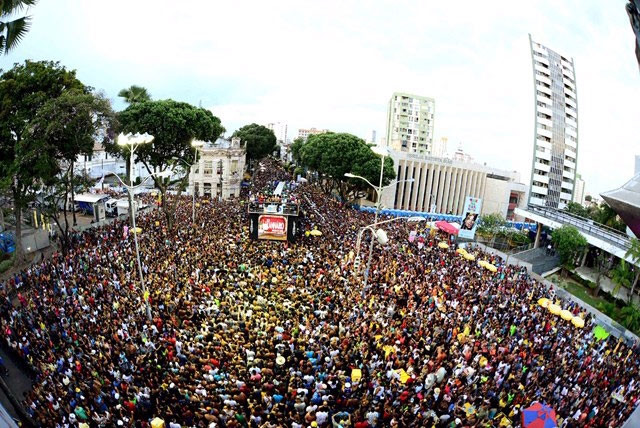 Đám đông hò reo quanh chiếc xe tải điện. (Ảnh: VALTER PONTES)