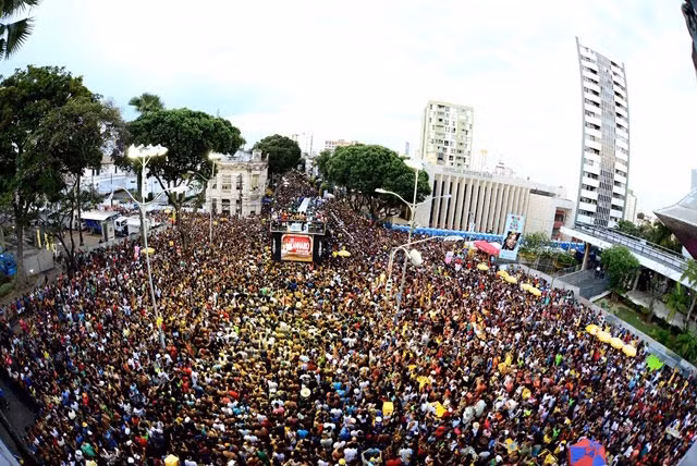 Đám đông hò reo quanh chiếc xe tải điện. (Ảnh: VALTER PONTES)