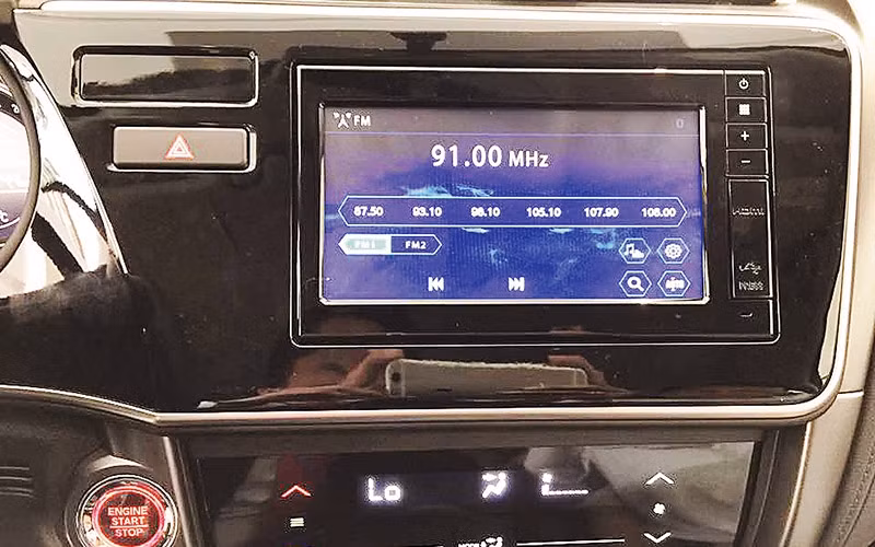 Kênh FM 91 MHz luôn được nhiều tài xế bật khi di chuyển vào giờ cao điểm. Ảnh | Lam Nguyên