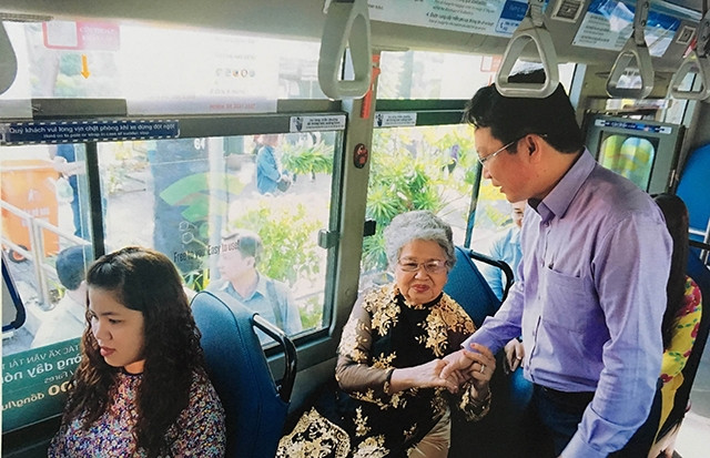 Bà Hoài An trên chuyến xe quen thuộc.