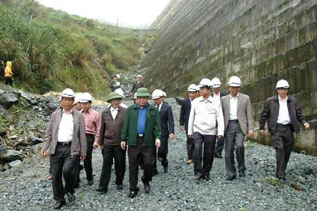 Phó Chủ tịch Huỳnh Ngọc Sơn kiểm tra đập chính Nhà máy thuỷ điện Sông Tranh 2