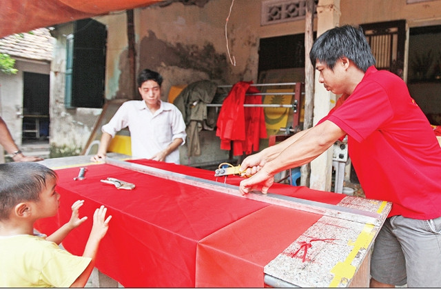 Bốn thế hệ may cờ Tổ quốc